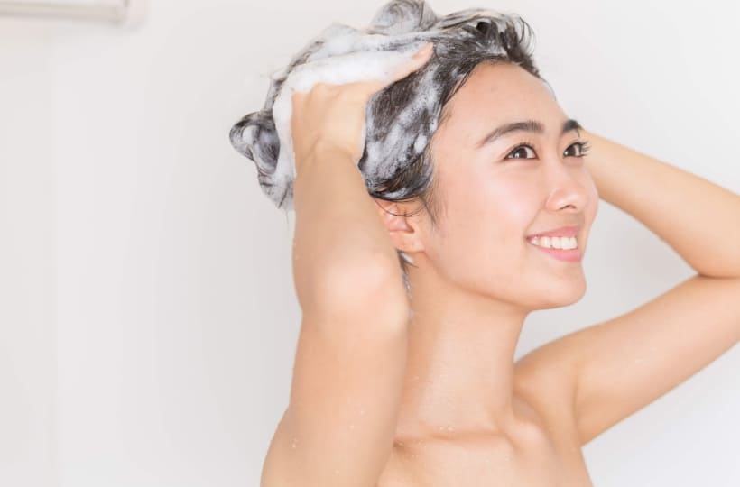 指の腹でシャンプーをやさしく泡立てる様子